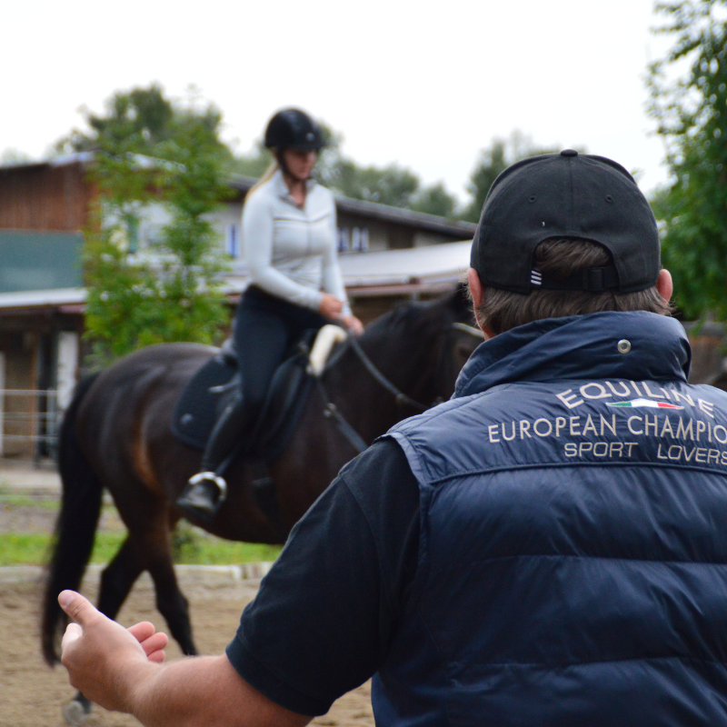 Tobias Horn Reitlehrer Reitstunde draußen Tobias Horn Reitlehrer Reitstunde draußen