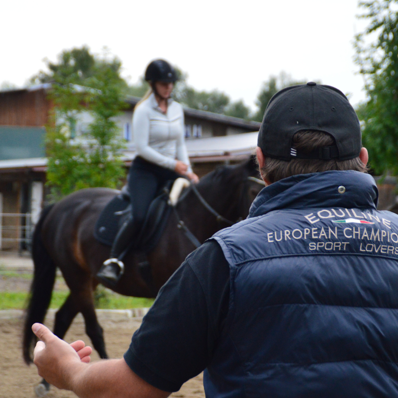 Tobias Horn Reitlehrer Reitstunde draußen