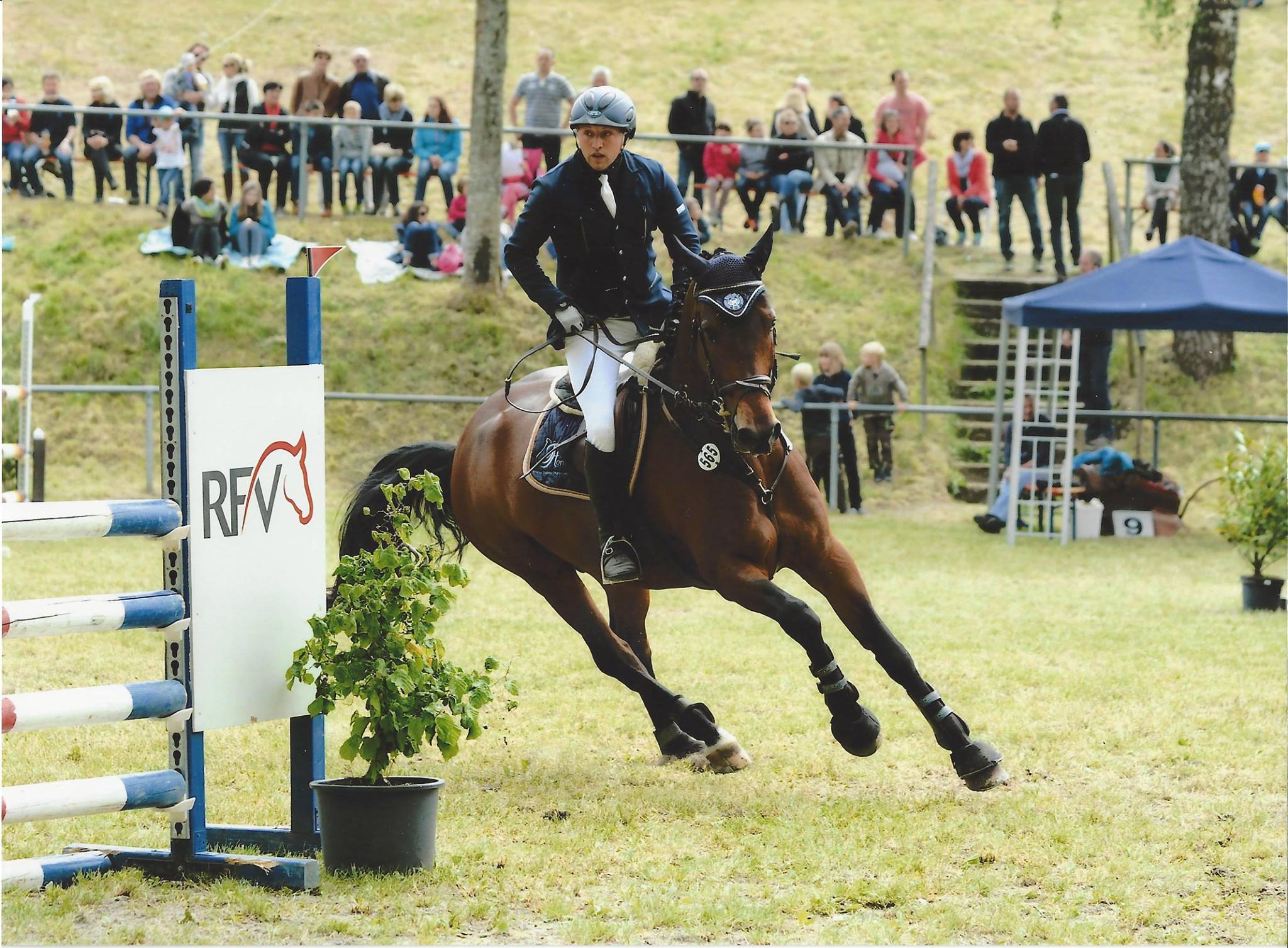 Tobias Horn reitend Wiese